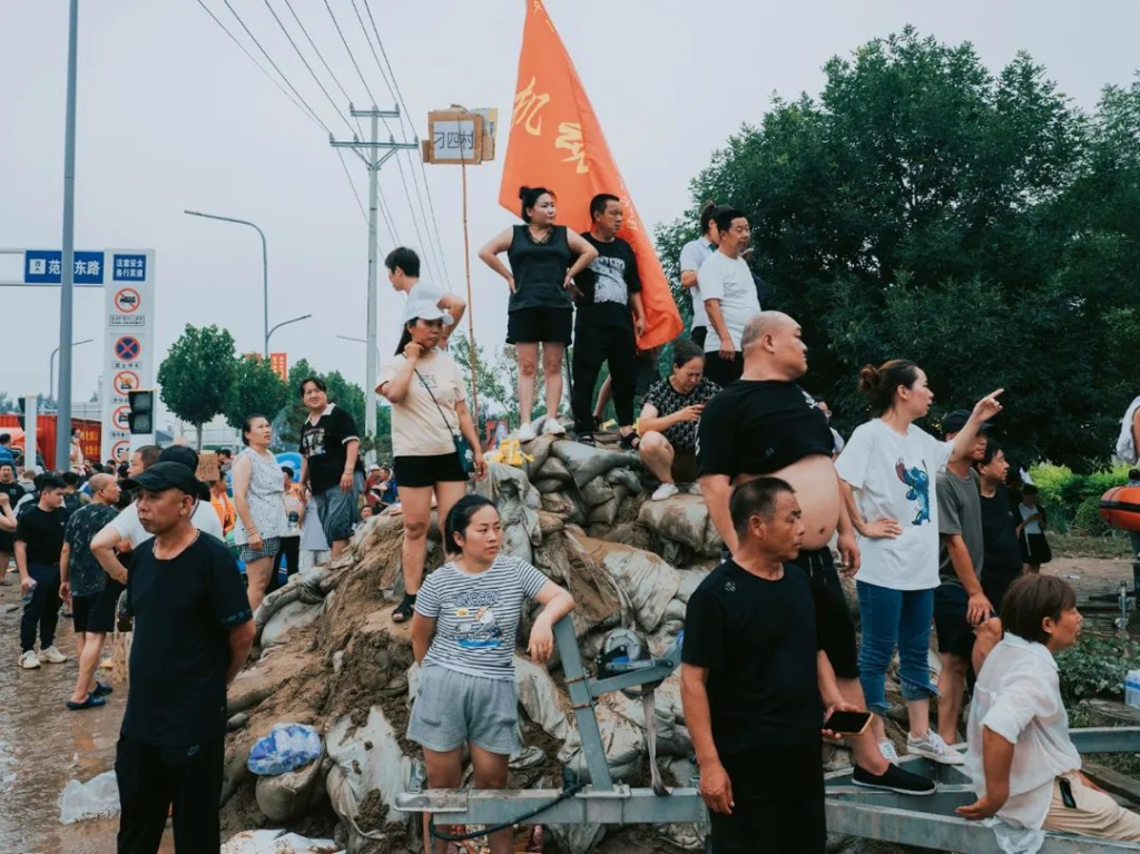 涿州水灾:等亲人,等通知,等水退 50 涿州水灾:等亲人,等通知,等水退