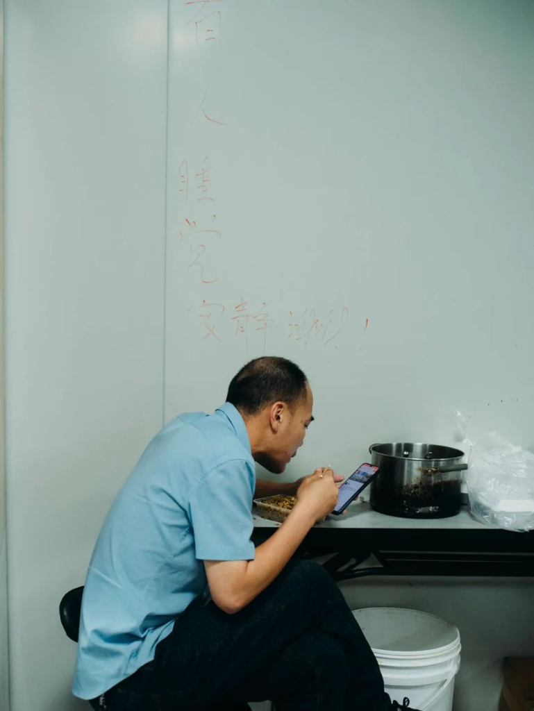 网约车司机的午夜充电站 29 网约车司机的午夜充电站