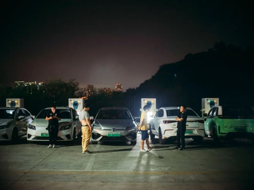 网约车司机的午夜充电站 30 网约车司机的午夜充电站