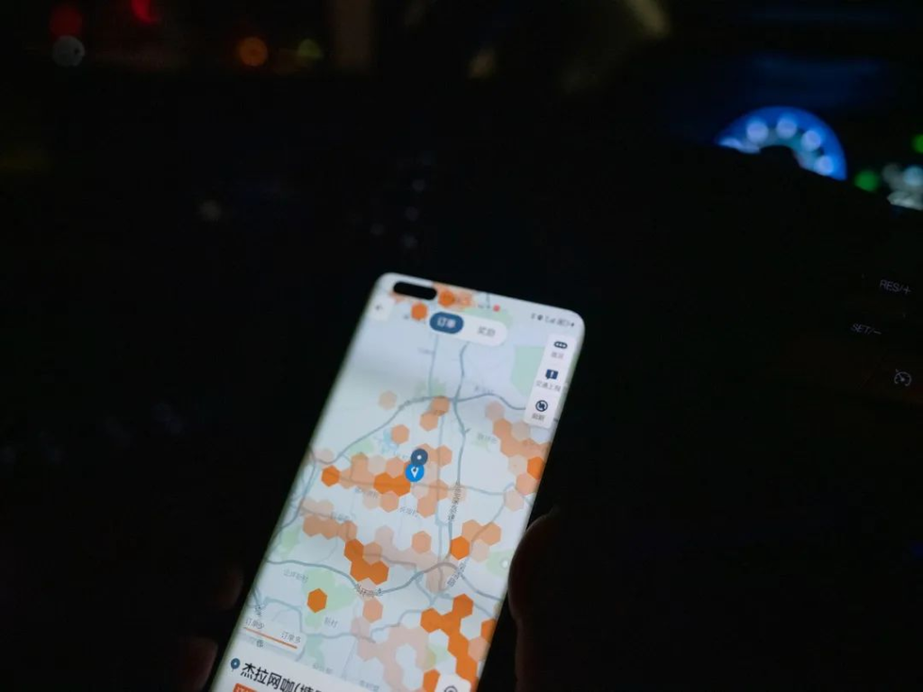 网约车司机的午夜充电站 31 网约车司机的午夜充电站