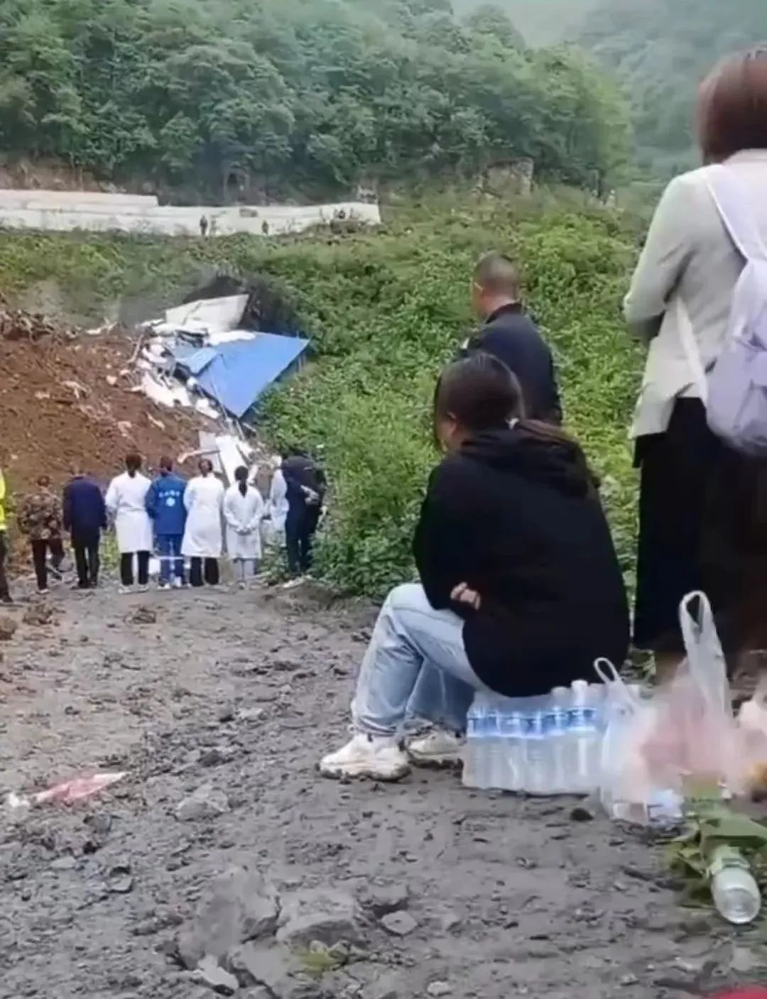 乐山垮塌19人遇难:新采矿井在工棚上方,每天都在爆破 | 深度聚焦 25 乐山垮塌19人遇难:新采矿井在工棚上方,每天都在爆破 | 深度聚焦