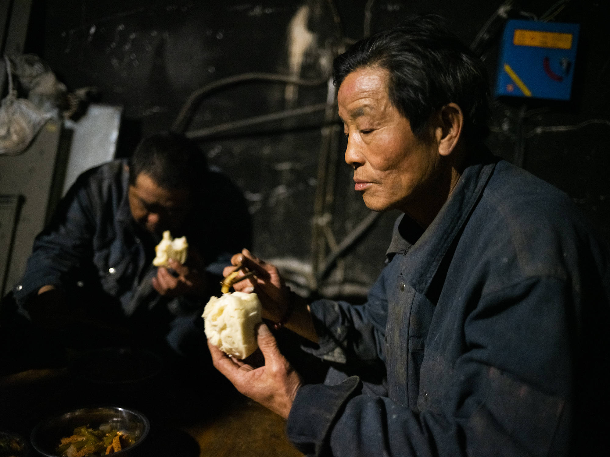 60岁后在立交桥下做日结:4点起床抢不到工作 不敢回家养老 91 ce10d87496f4401babb3ea171c6b1613.jpeg