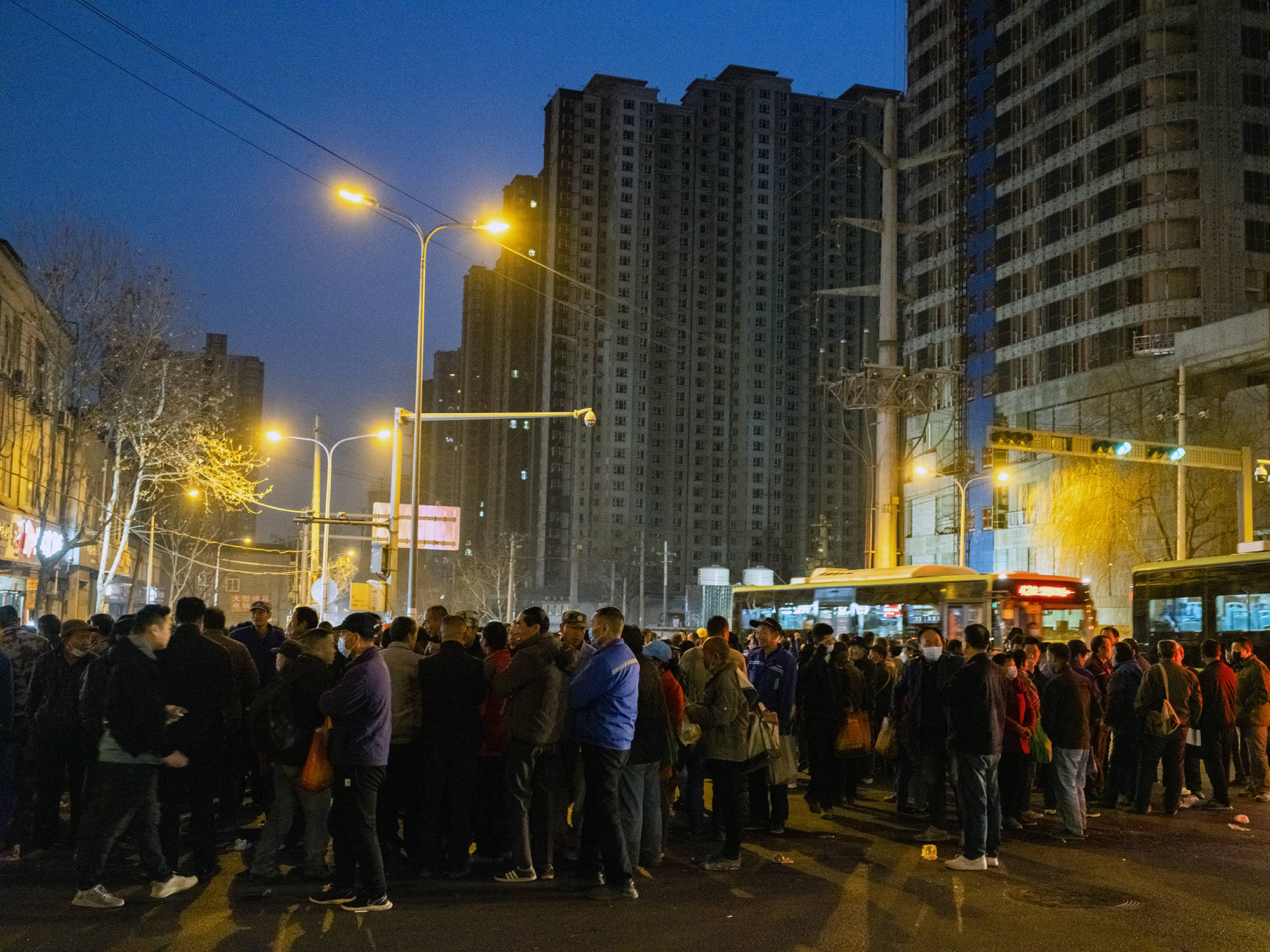 60岁后在立交桥下做日结:4点起床抢不到工作 不敢回家养老 76 1eee753028e845e492c9224a039a674d.jpeg