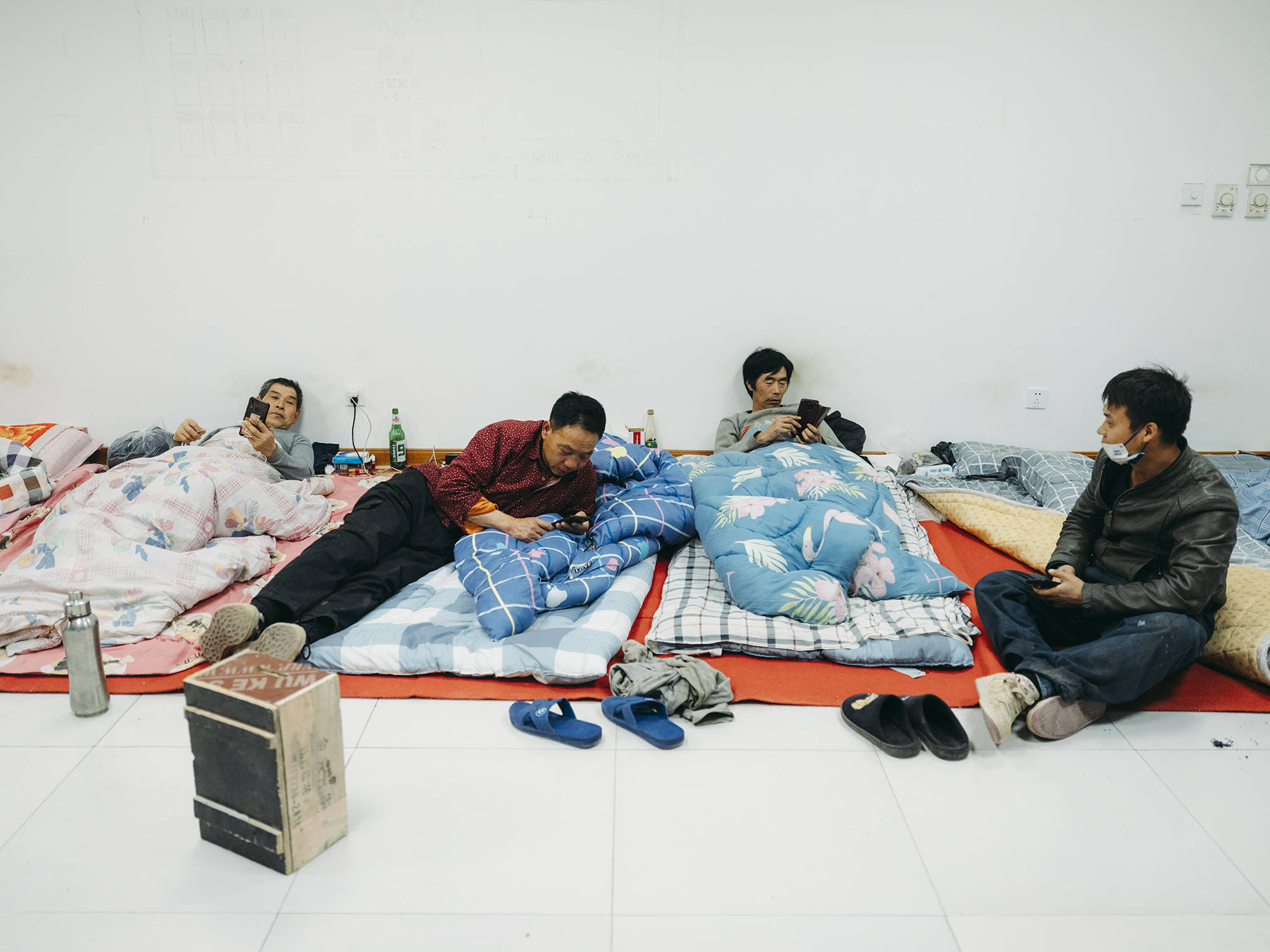 60岁后在立交桥下做日结:4点起床抢不到工作 不敢回家养老 92 33e1db37b5454a8c889833645d077823.jpeg