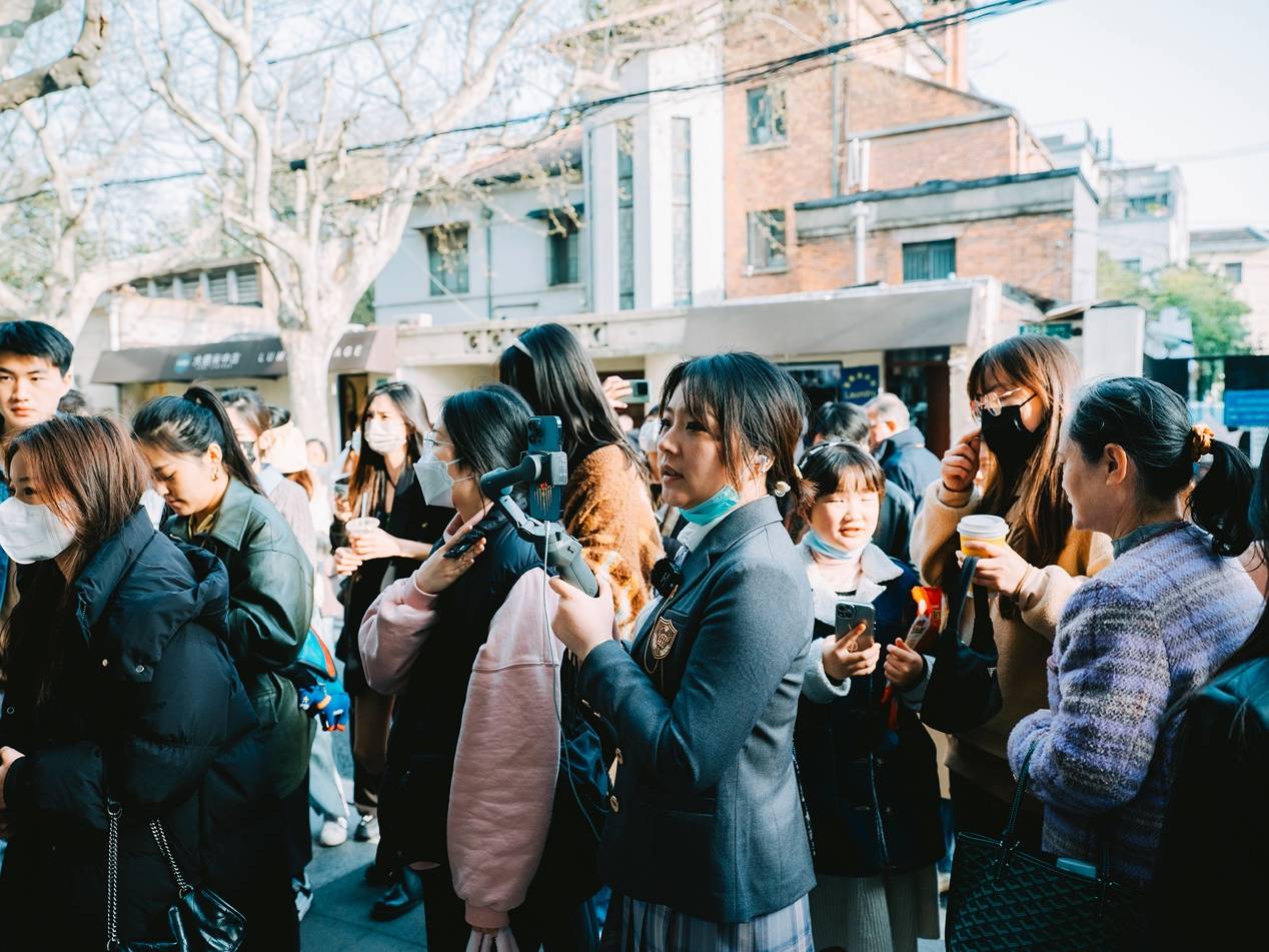 上海女孩卖50万豪车辞掉编制当网红 每周去安福路等“小公主” 72 8c432e5ec123700d2bde0699e23dab00