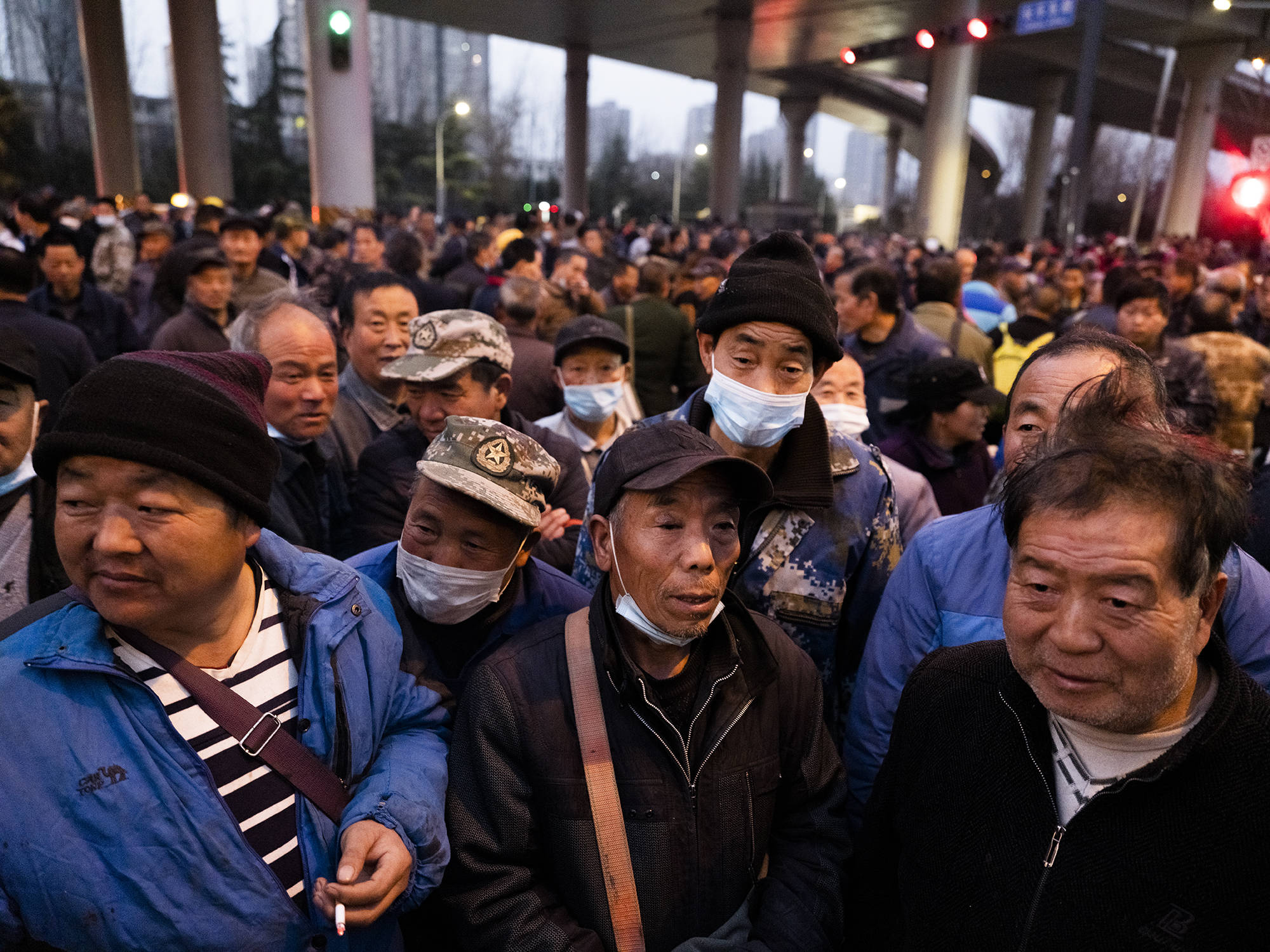 60岁后在立交桥下做日结:4点起床抢不到工作 不敢回家养老 79 967e809a66744c308e3b2fcedfb2081d.jpeg