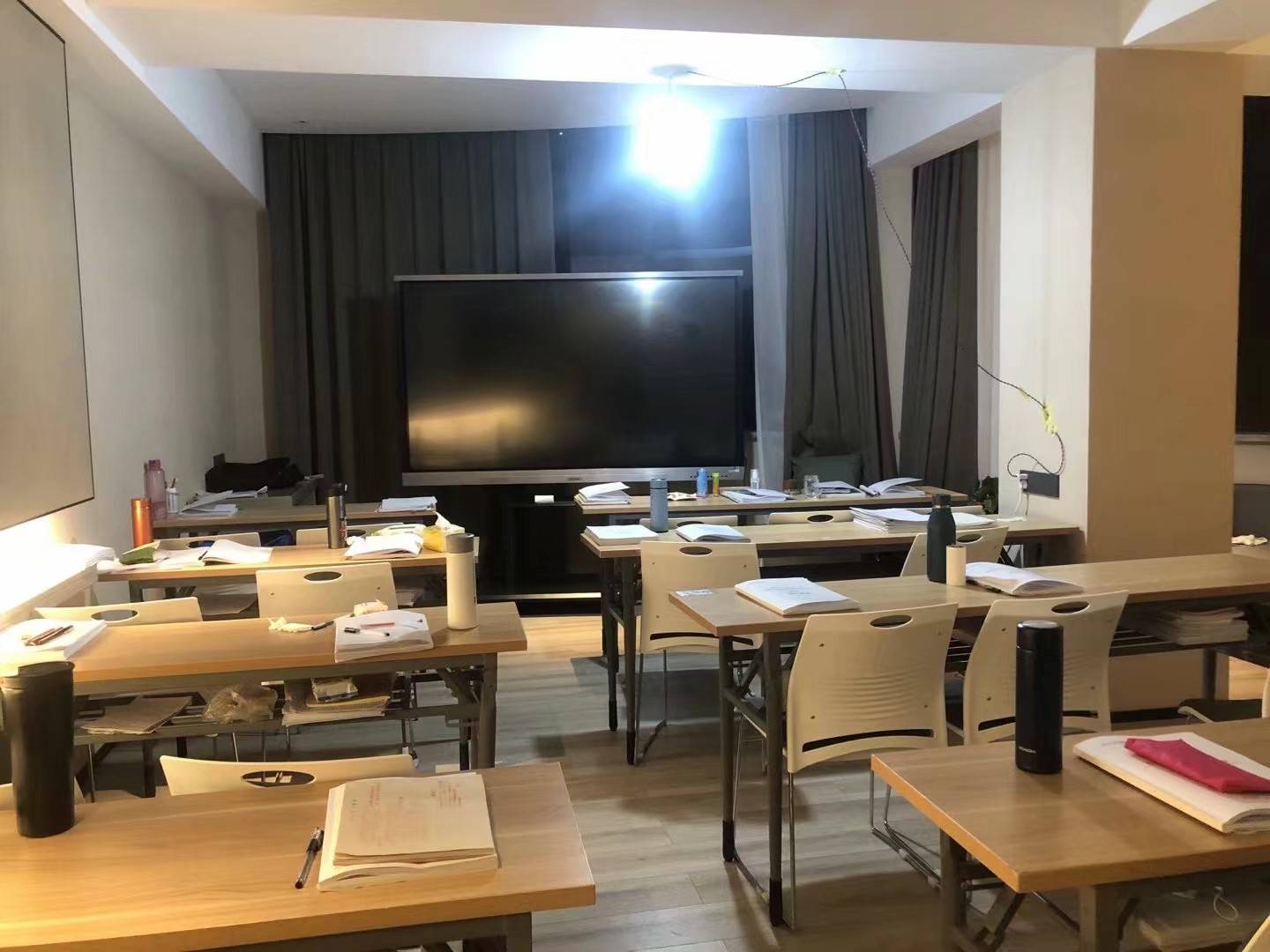考公夜校里的“中年班”:听不懂不敢问老师,一直考到35岁 30 d30d761c88554baf9296e565aaf96969.jpeg