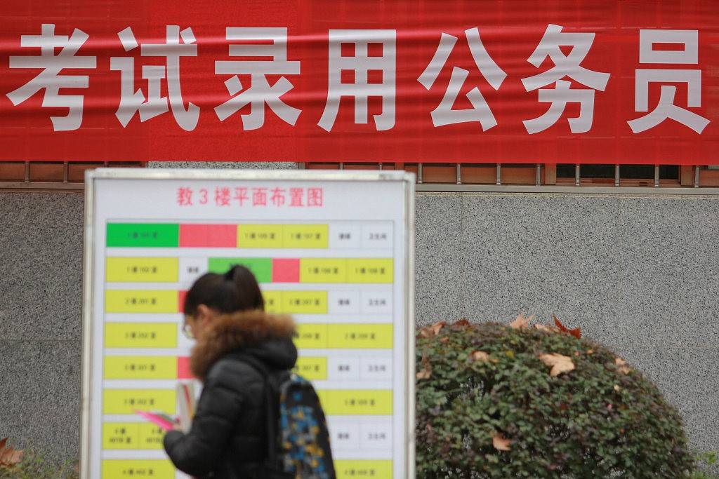 考公夜校里的“中年班”:听不懂不敢问老师,一直考到35岁 26 26f4855db6a04bdda5b74d5922a6e7eb.jpeg