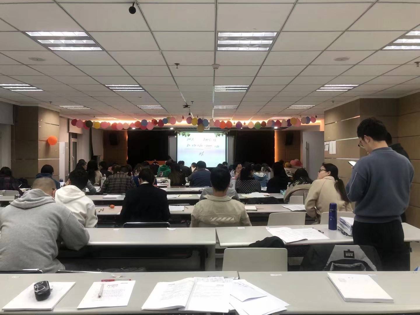 考公夜校里的“中年班”:听不懂不敢问老师,一直考到35岁 32 24a4f49b54b645f48d7aa7c1c3c594f2.jpeg