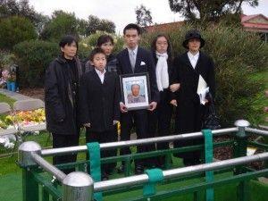 他短暂的一生就是世间一个罕见的传奇——纪念澳华经济学家杨小凯教授 46 11-家人在杨小凯墓前