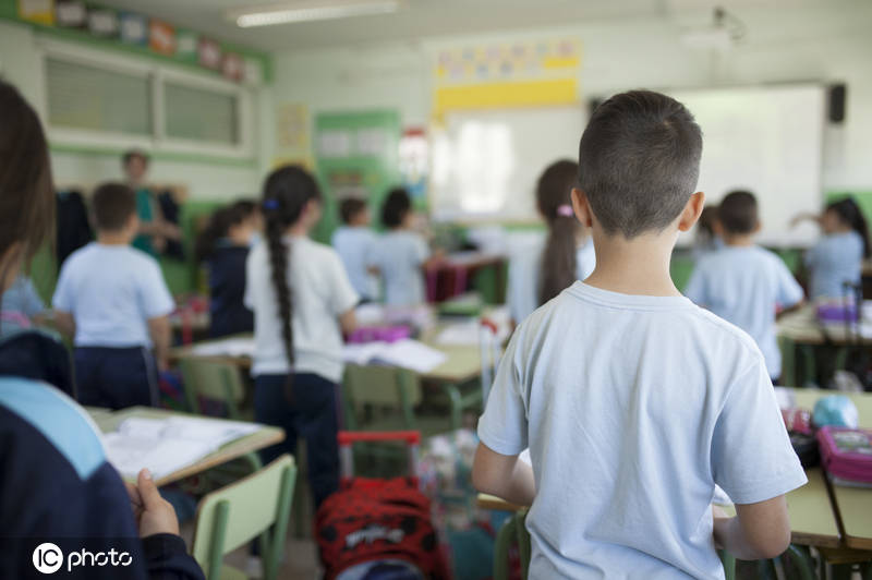 课间十分钟禁外出 小学生躲厕所交换零食 -银河百科全书