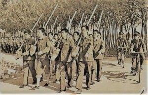 他短暂的一生就是世间一个罕见的传奇——纪念澳华经济学家杨小凯教授 38 3-劳改中的杨小凯(前行右二)