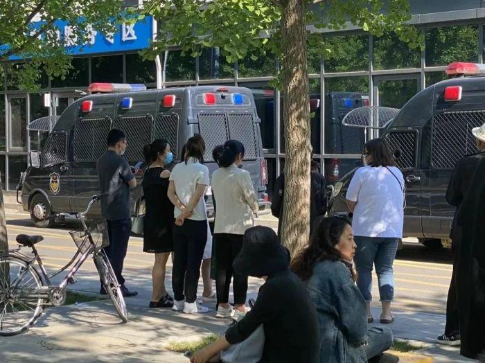 被羁押22年后身患癌症 廊坊灭门案被告原伟东申请现场出庭被拒 14 廊坊市中院门口,等待参加庭审旁听的家属们