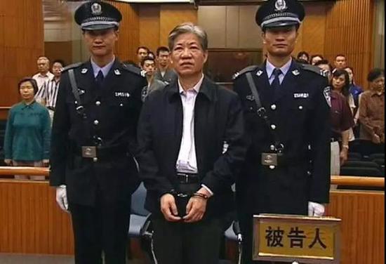 大象公会 | 中国人为什么用不上平价救命药 50 郑筱萸巨贪数百万,批准多种‘假药’上市。沈阳一家杀鼠灭虫剂厂商将其姓名注册成了品牌,表示对贪官的痛恨。