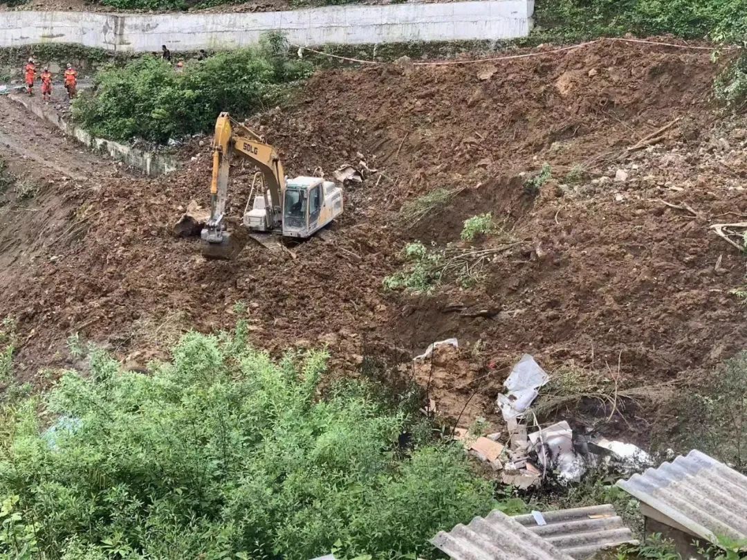 乐山垮塌19人遇难:新采矿井在工棚上方,每天都在爆破 | 深度聚焦 22 乐山垮塌19人遇难:新采矿井在工棚上方,每天都在爆破 | 深度聚焦